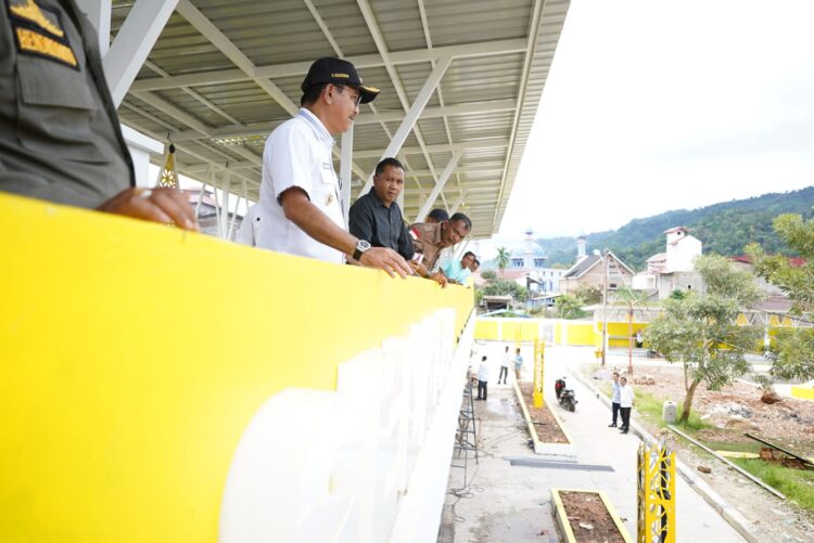 Bupati Solsel, Khairunas bersama jajaran melakukan peninjauan lapangan untuk memastikan kesiapan menjelang pembukaan MTQN XL Tingkat Sumbar, Rabu (6/12). IST