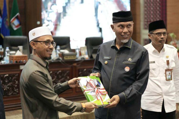 Gubernur Sumbar, Mahyeldi Ansharullah menerima laporan Pelaksanaan Reses DPRD Sumbar Masa Persidangan Pertama Tahun 2023/2024, Rabu (27/12). IST