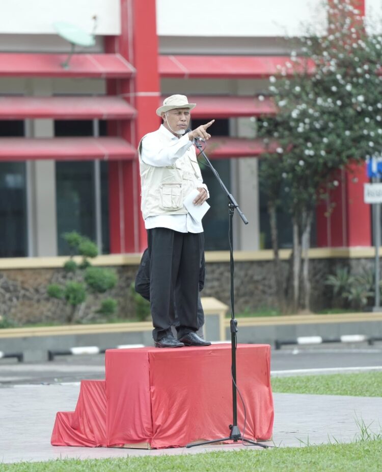 Gubernur Sumbar, Mahyeldi Ansharullah memimpin Apel Siaga Penyuluhan Pertanian se-Sumbart di halaman Kantor Gubernur, Sabtu (9/12). IST