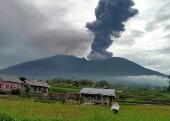 Pagi Ini, Gunung Marapi Kembali Semburkan Asap Tebal