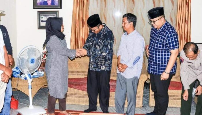 Kota Padang Ikut Berduka, Wako Hendri Septa Kunjungi Rumah Korban Erupsi Gunung Marapi