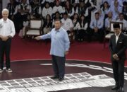 Debat Perdana Capres 2024 Selesai, Anies-Prabowo-Ganjar Saling Bersalaman