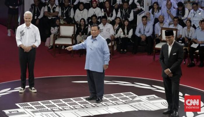 Debat Perdana Capres 2024 Selesai, Anies-Prabowo-Ganjar Saling Bersalaman