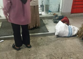 Ket. Foto : Anak Jalanan yang tidur di depan sebuah ATM di Jl. Gajah Mada Kec. Nanggalo, Selasa (12/12).
