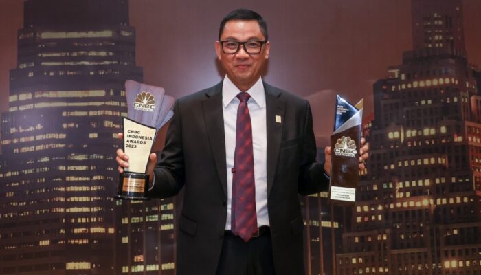 Dirut PLN Darmawan Prasodjo Kembali Dinobatkan Jadi CEO Of The Year