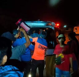 Tak Kunjung Diperbaiki, Dua Pengendara Motor Jatuh dari Jembatan Kayu Gadang Lubuk Alung