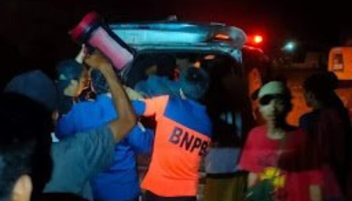 Tak Kunjung Diperbaiki, Dua Pengendara Motor Jatuh dari Jembatan Kayu Gadang Lubuk Alung