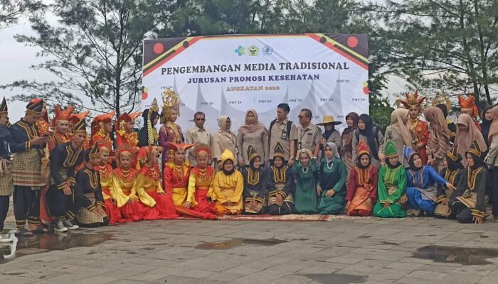 Mahasiswa Promkes Poltekkes Kemenkes Padang Sampaikan Pesan Kesehatan Lewat Penampilan Media Tradisional