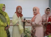 Istri Ketua DPRD Agam Ny Mira Novi Irwan dan Anggota DPRD Nesi Harmita Hadiri Upacara Hari Ibu