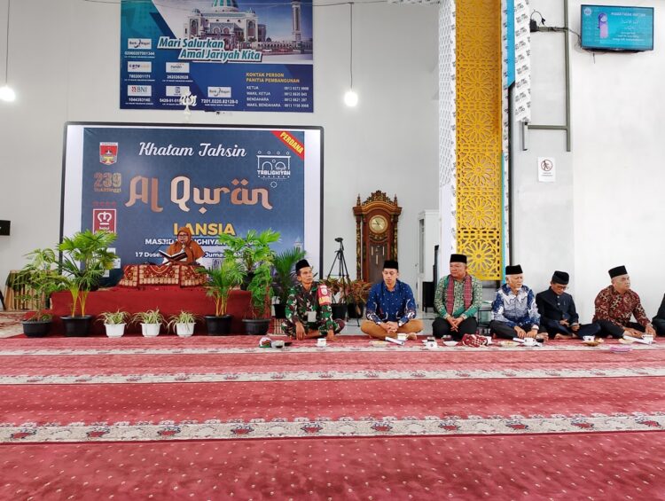 Peserta khatam tengah mengikuti Khatam Tahsin Al-Qur'an Lansia di Masjid Tablighiyah Garegeh, Minggu (17/12). Gatot