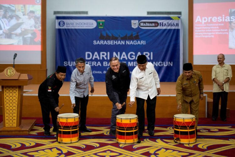 – Gubernur Sumbar, Mahyeldi membuka acara Sarasehan Nagari di Auditorium Bank Indonesia di Jalan Sudirman, Kota Padang, Selasa (12/12). Pembukaan acara tersebut dilakukan dengan menabuh gendang tasa oleh Ketua Forwana Sumbar Zul Arfin, Pimpinan Harian Haluan Zul Effendi, Kepala Bank Indonesia Endang Kurnia Saputra, Gubernur Sumbar Mahyeldi dan Kadis PMD Sumbar Amasrul. ADE YUANDHA