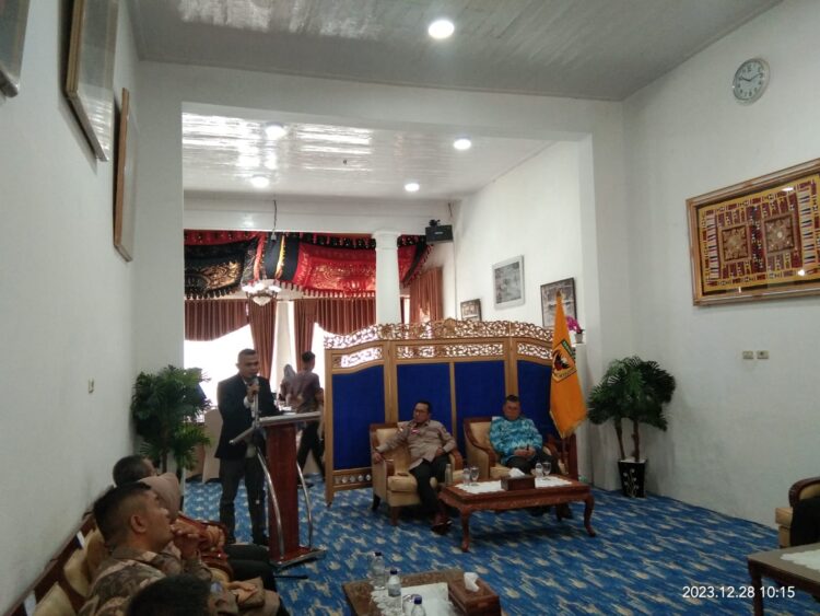 Pemkab Tanah Datar menyerahkan dana hibah Pilkada Serentak Tahun 2024 kepada penyelenggara pemilu di daerah setempat, Kamis (28/12). IST