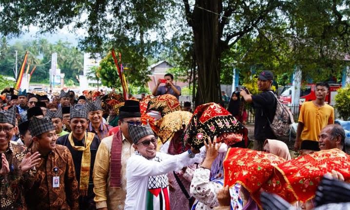Bupati Tanah Datar, Eka Putra membuka Festival Pesona Pangian 2023, Minggu (3/12) di lapangan depan Kantor Camat Lintau Buo. IST