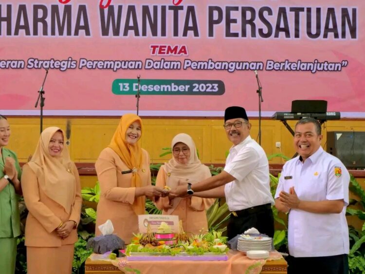 Pemotongan nasi tumpeng oleh Sekretaris Daerah Kota Solok, Syaipul saat peringatan HUT DWP Kota Solok Ke-24 di Gedung Kubuang Tigo Baleh, Kota Solok, Rabu ( 13/12). IST