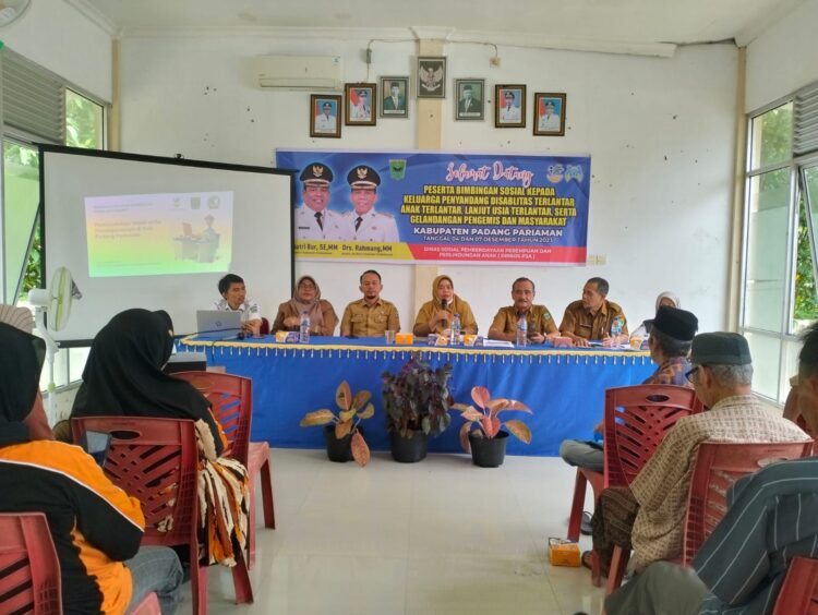 Dinsos P3A Padang Pariaman memberikan bimbingan sosial kepada keluarga penyandang disabilitas, anak terlantar, dan lansia sebanyak 100 orang, di Sungai Sarik, Senin (4/12). IST