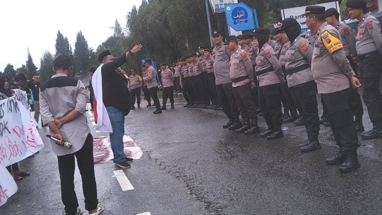 Seorang pengunjuk rasa berorasi di depan kantor DPRD Kabupaten Solok yang dijaga oleh 380 personel Polri pada Kamis (28/12). Mereka menuntut anggota DPRD Kabupaten Solok minta maaf karena dianggap ‘maling’ uang rakyat dengan ditemukannya mark up dan fiktif oleh Badan Pemeriksaan Keuangan (BPK) Sumbar dengan nilai Rp5,7 miliar. RIVO SEPTI ANDRIES
