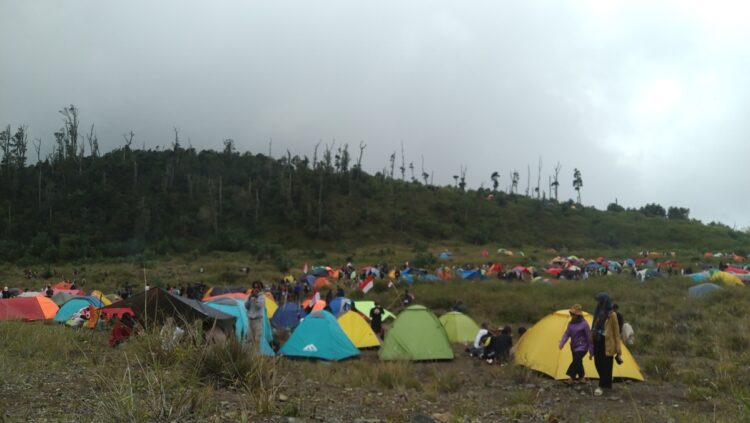 Suasana pendaki yang memasang tenda di kawasan Gunung Talang. IST