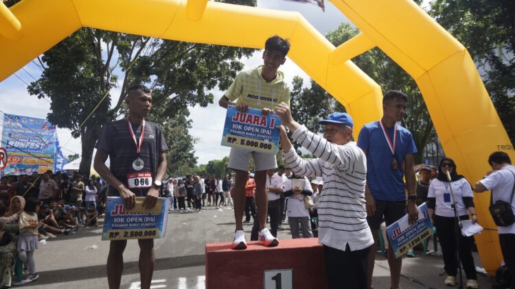 Bupati Pasbar, Hamsuardi menyerahkan hadiah lomba Pasbar Run Fest kepada para juara. Osniwati