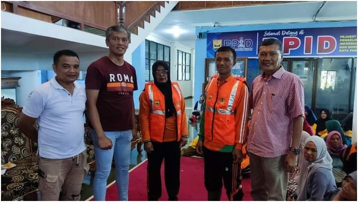 Pj Wali Kota Pariaman, Roberia berfoto bersama setelah melakukan pemakaian rompi oren kepada petugas kebersihan secara simbolis. IST