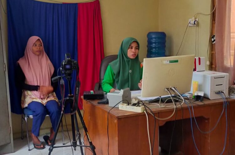 Salah seorang warga Kabupaten Pessel melakukan perekaman KTP-el baru, beberapa waktu lalu. IST