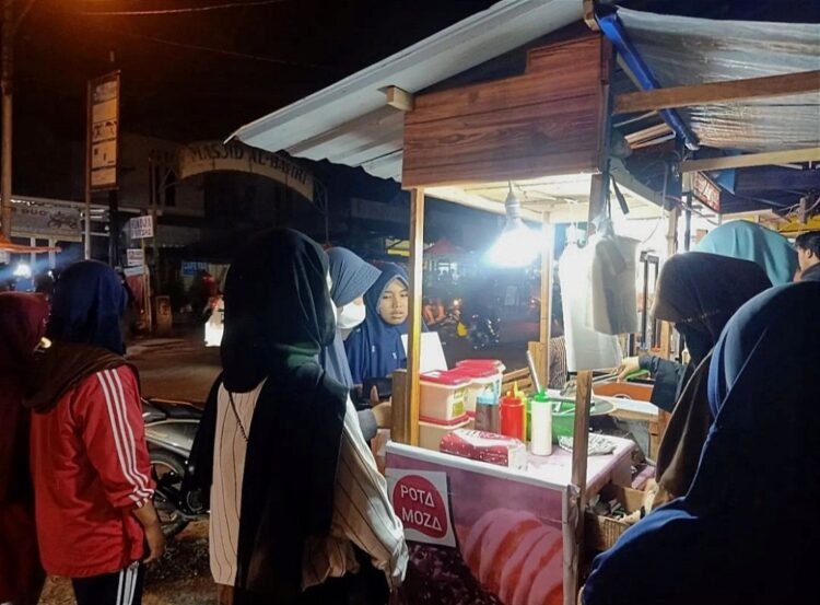 Potamoza merupakan usaha jajanan corndog mozzarella kekinian yang mulai dikembangkan oleh Nabila Amirah semenjak tahun 2020. IST