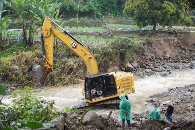 Alat berat ekskavator melakukan pengerukan di sungai yang menjadi lokasi banjir bandang di Nagari Surian, Kecamatan Pantai Cermin, Kabupaten Solok, beberapa waktu lalu. IST
