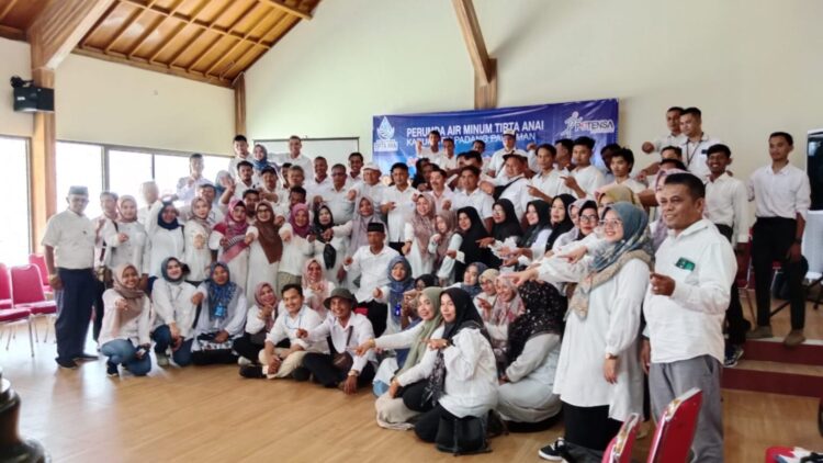 Seluruh karyawan Perumda Air Minum Tirta Alami PDAM Padang Pariaman mengikuti Pelatihan Training Of Trainer di Kataping, Sabtu (16/12).ALDI