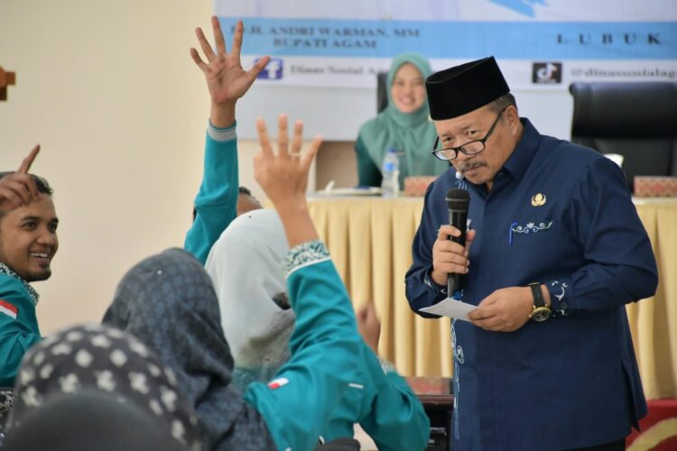 Bupati Agam Andri Warman saat sosialisasi program keluarga harapan. IST