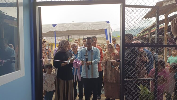 Bupati Tanah Datar, Eka Putra saat menggunting pita pertanda telah mulai beroperasinya Bank Sampah Induk Tiga Saudara di Jorong Bukik Gombak, Nagari Baringin, Kamis (21/12). REZKY