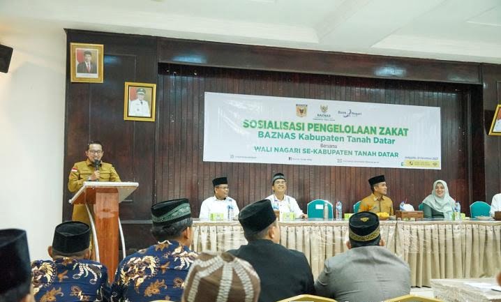 Bupati Tanah Datar, Eka Putra memberikan sambutan saat Sosialisasi Pengelolaan Zakat bersama wali nagari se-Tanah Datar pada Selasa (12/12) di Aula PKK Tanah Datar. IST