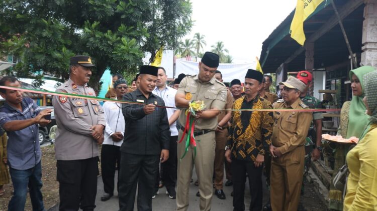 Bupati Sijunjung Benny Dwifa Yuswir memotong pita tanda diresmikannya jalan Simpang Pasar Pamuatan-Tanbararak, Senin (4/12). IST
