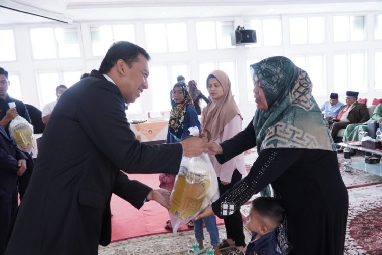 Penyerahan bantuan stunting dalam memeriahkan HUT DWP, yang diserahkan oleh PJ Wali Kota Padang Panjang, Sonny Budaya Putra. APIZRAJOALAM