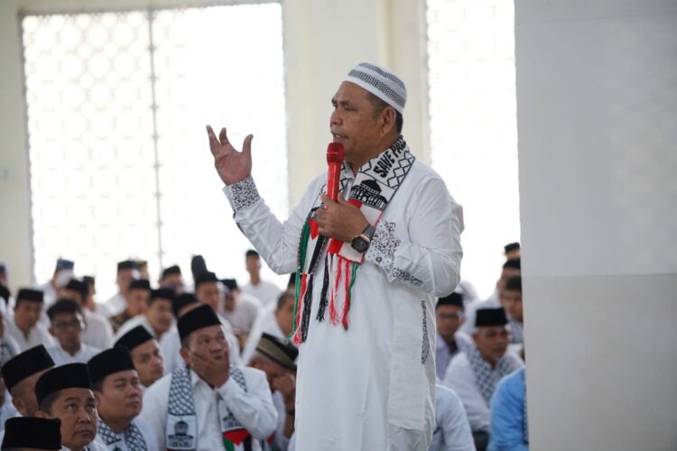 Bupati Solok, Epyadi Asda saat menghadiri acara Kabupaten Solok Peduli Palestina yang diadakan di Masjid Darussalam, Koto Baru, Kecamatan Kubung, Kabupaten Solok. IST