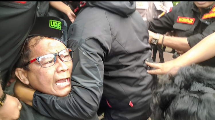 Seorang oknum anggota DPRD Kabupaten Solok yang hendak menyerang bupati dan berkata kotor diamankan petugas saat unjuk rasa di DPRD Kabupaten Solok. IST