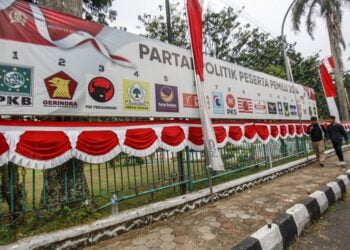 Spanduk sosialisasi nomor urut partai politik terpampang di ruang publik. IST