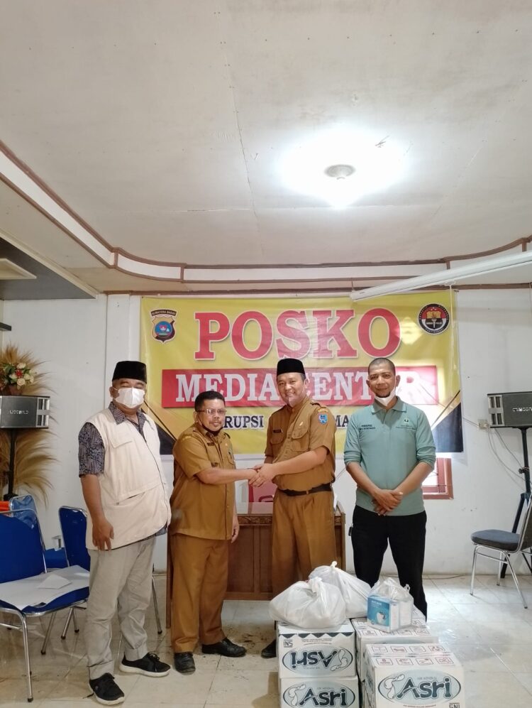 Pemko Payakumbuh melalui Dinas Sosial menyalurkan bantuan tanggap darurat erupsi Gunung Marapi di Kantor Wali Nagari Batu Palano, Kabupaten Agam pada Selasa (05/12) siang. IST