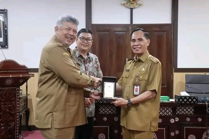 Wako Solok, Zul Elfian saat diterima Asisten Bidang Ekonomi dan Pembangunan Kota Mataram, Miftahurrahman saat stundi banding bersama forkopimda pada Selasa (19/12). IST