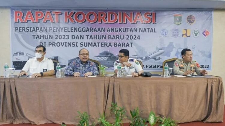 Sekdaprov Sumbar, Hansastri saat membuka Rakor Persiapan Penyelenggaraan Angkutan Nataru 2023/2024 bersama OPD, instansi vertikal, APH, BUMN, dan BUMD di Axana Hotel Padang, Kamis (7/12). IST