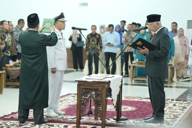 Gubernur Sumbar saat melantik Sabar AS sebagai bupati definitif, menggantikan Benny Utama, Selasa (12/12). IST
