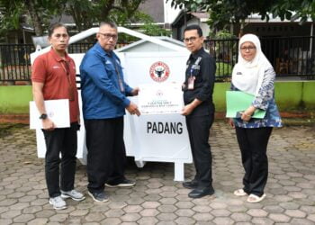 Semen Padang Serahkan Bantuan 1 Unit Kontainer Sampah ke DLH
