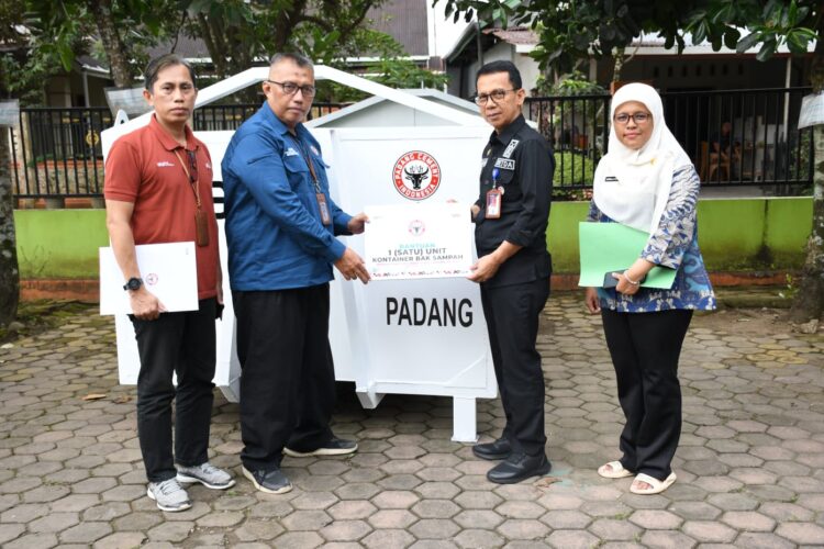 Teks foto: Staf TJSL Unit CSR PT Semen Padang Nirwan (dua dari kiri) menyerahkan bantuan kontainer sampah kepada Plt Kepala DLH Kota Padang Edi Hasymi (dua dari kanan), Kamis (16/11). IST