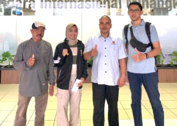 Atlet Tennis binaan FKKSPG Fikratuz Zakiah (dua dari kiri) foto bersama dengan keluarga di BIM sesaat sebelum berangkat menuju POMNAS KE-XVIII Kalimantan Selatan. IST