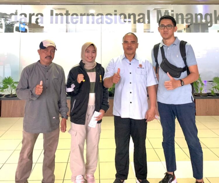 Atlet Tennis binaan FKKSPG Fikratuz Zakiah (dua dari kiri) foto bersama dengan keluarga di BIM sesaat sebelum berangkat menuju POMNAS KE-XVIII Kalimantan Selatan. IST