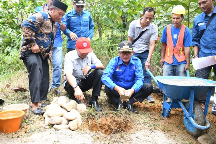 Peletakan batu pertama pembangunan objek wisata Goa Kelelawar Padayo. IST
