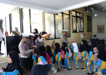 Polisi Sahabat Anak, Pelajar SD IT Darul Ahkam Kunjungi Polres Pasaman Barat