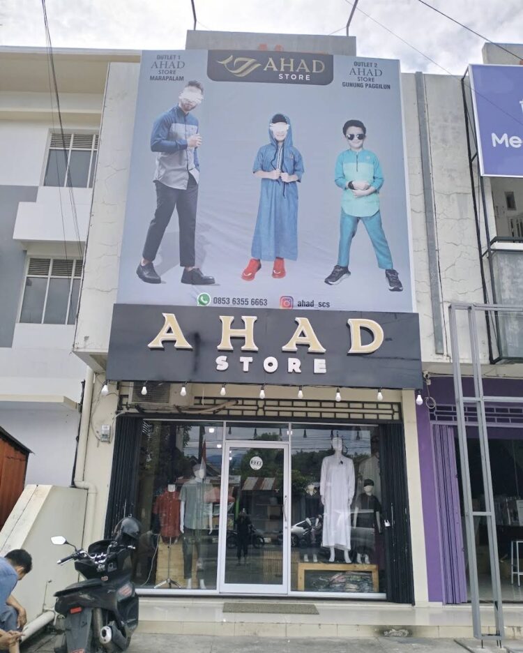 Ahad Store menyediakan berbagai produk khusus pria seperti baju koko, jubah, baju kaos, baju couple ayah dan anak, sirwal dan berbagai keperluan fashion pria lainnya. HAYATI