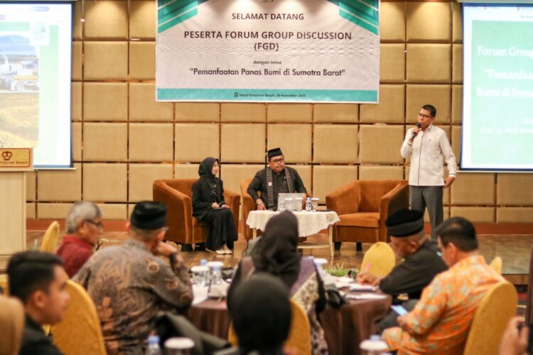 FGD pemanfaatan energi panas bumi Sumbar yang diadakan Forum Wartawan Peduli Panas Bumi, Kamis (30/11) IST