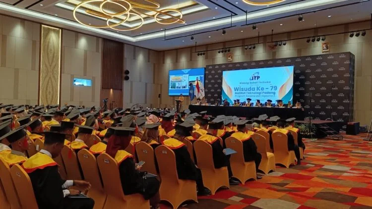 ITP melaksanakan wisuda ke-79 dengan melepas 223 wisudawan di The ZHM Premier Hotel, Minggu (3/12). WINDA