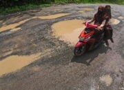 Warga Sijunjung Keluhkan Ruas Jalan Kabupaten Rusak dan Berlubang