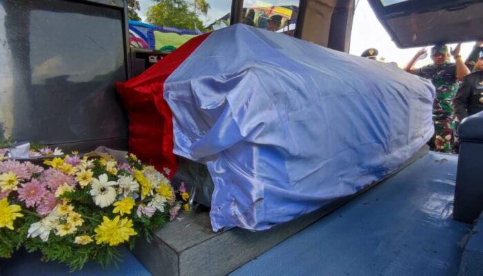 Jenazah Kopda Herdianto Tiba di Padang, Isak Tangis Warnai Upacara Militer di Korem 032/Wirabraja